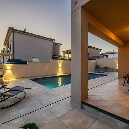 Brionika Mit Pool Villa